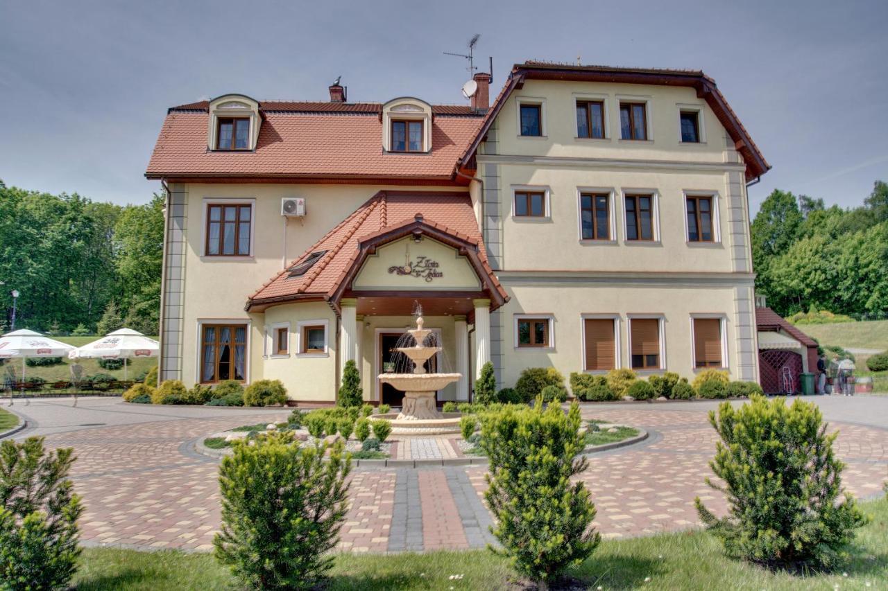 Zajazd Zlota Iglica Pogrzebien Kültér fotó